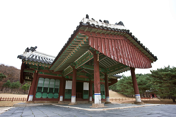 Историческое путешествие в Коян: От древних храмов тысячелетней давности до королевских усыпальниц эпохи Чосон